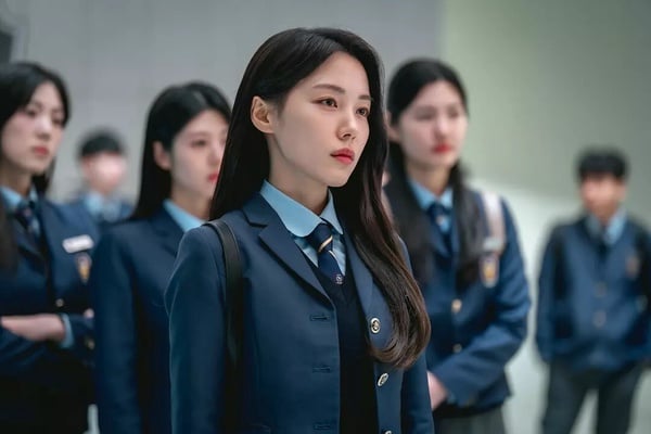 校園驚悚韓劇《清潭國際高等學校2》中，李恩泉與金藝琳(Yeri)穿著校服對峙，氣氛緊張。