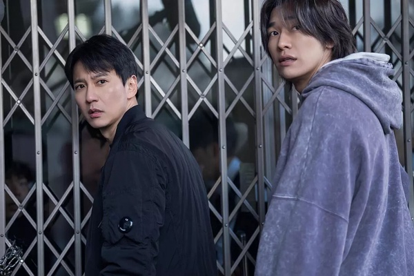 Netflix原創韓劇《槍口彼端》中的動作場景，金南佶的角色正在追查非法槍枝。