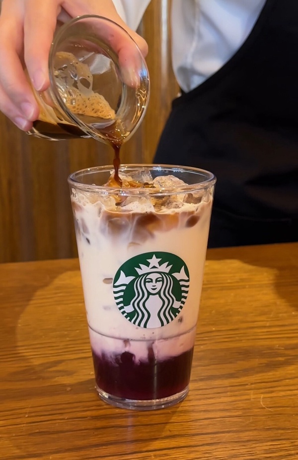 買一送一！星巴克紫薯新飲品7/2起開賣，必喝「繽紛紫紅薯奶霜星冰樂」有彩虹美人魚尾