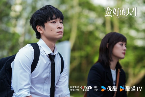 董子健這位演員光聽名字大家可能不太認識，他不走流量路線，被認為是演技不錯的年輕演員。今年董子建和孫儷合作都市劇《蠻好的人生》，劇中董子健飾演薛曉舟，因他的從中作梗害女主角胡曼黎丟了工作，兩人一開始互看不順眼、針鋒相對，卻在過程中從敵人變成夥伴，展現出亦師亦友的深厚情誼。
