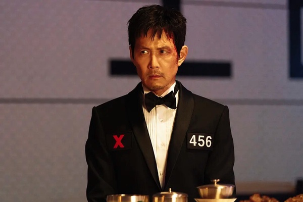 2025上半年Netflix令人失望韓劇《魷魚遊戲3》劇照，李政宰飾演的成奇勳穿著西裝，眼神堅定，準備揭開遊戲背後更大的陰謀