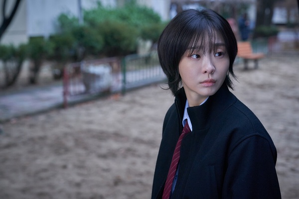 韓劇《血謎拼圖》中，金多美飾演的角色在調查案件，該劇雖有瑕疵但仍被認為故事完整