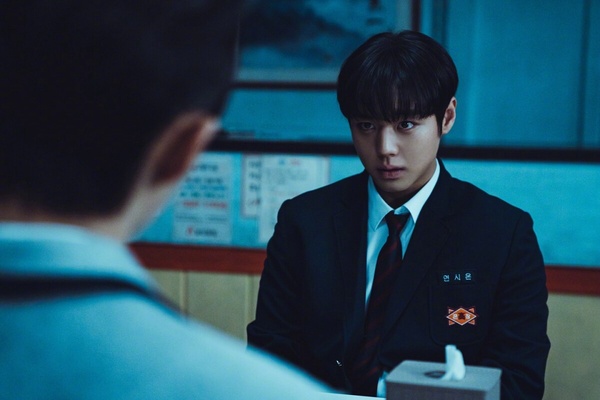 &amp;amp;quot;朴志訓主演的Netflix校園霸凌韓劇《弱美男英雄Class 2》劇照，主角延時恩準備「以暴制暴」