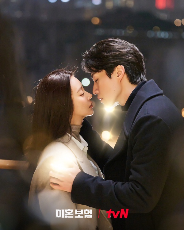 李棟旭與《淚之女王》女二李主儐主演的喜劇韓劇《離婚保險》主要演員宣傳照