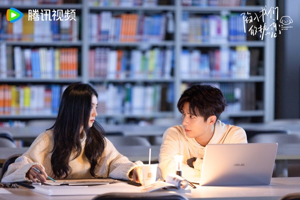 《陷入我們的熱戀》主演劉浩存與王安宇劇照，兩人深情對望。