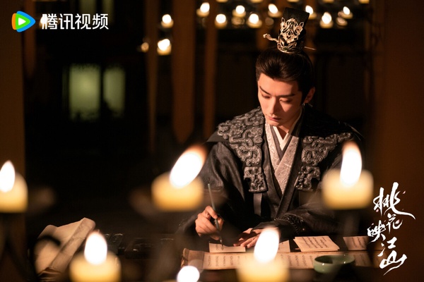 《桃花映江山》男主角劉學義劇照，飾演權傾朝野的腹黑宰相沈在野。