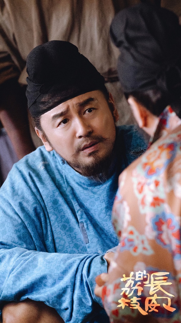 古裝劇《長安的荔枝》劇照，雷佳音飾演的李善德面帶愁容，思考如何運送荔枝。
