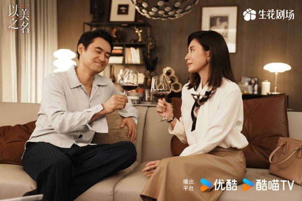 賈靜雯在醫療劇《以美之名》中身穿幹練職場高管服，展現了專業自信的職場女性形象。