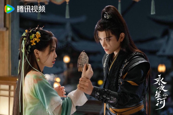 在《永夜星河》劇照中，丁禹兮飾演的慕聲與女主角凌妙妙互動，展現出角色愛吃醋與偏執的一面。