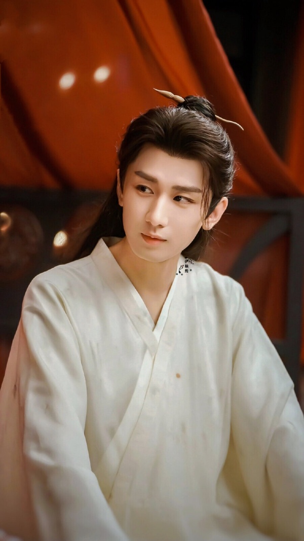 成毅在武俠劇《蓮花樓》中飾演主角李蓮花，他身穿素雅的白色長衫，神情淡然通透。