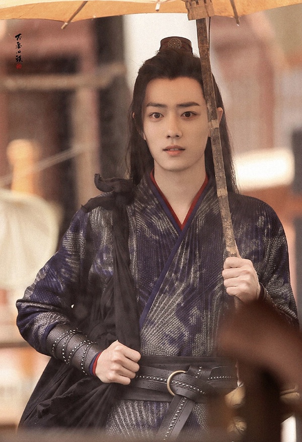《陳情令》中，肖戰飾演少年時期的魏無羨，他笑容燦爛，神情搞怪可愛，充滿了放蕩不羈的少年感。