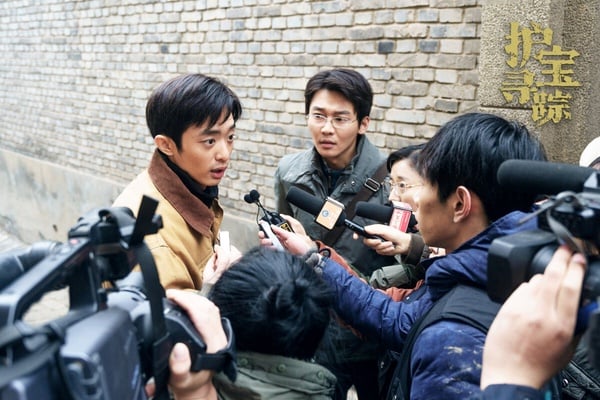 《護寶尋蹤》是一部在講考古和盜墓的冒險劇，講述考古系研究生方堃，在協助追索海外流失文物時，發現白鹿原尹村的一處墓穴可能是不為人知的高等級帝陵。尹村未知墓穴引發考古界關注，也引起犯罪分子的覬覦，幾位主角與文物犯罪團伙鬥智鬥勇。