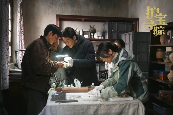 《護寶尋蹤》是一部在講考古和盜墓的冒險劇，講述考古系研究生方堃，在協助追索海外流失文物時，發現白鹿原尹村的一處墓穴可能是不為人知的高等級帝陵。尹村未知墓穴引發考古界關注，也引起犯罪分子的覬覦，幾位主角與文物犯罪團伙鬥智鬥勇。