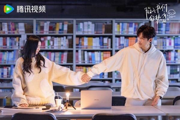 《陷入我們的熱戀》改編自耳東兔子的同名小說，原著人氣相當高，是不亞於《難哄》、《偷偷藏不住》的甜寵大IP呢！拍成劇版熱度卻相當低迷。劉浩存、王安宇外型很搭，在劇裡CP火花卻不強，而甜寵劇如果主演沒有CP火花，就很難衝高熱度。其實故事本身是有亮點的，劇集本身評價也不差，豆瓣評分6.5，比《難哄》高分呢！