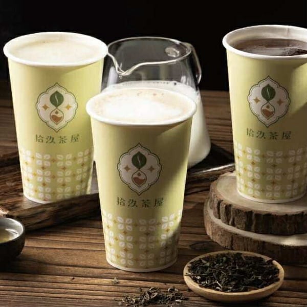 網友於PTT、Dcard上推薦的拾汣茶屋菜單，圖為「五告有料」系列，杯中裝滿珍珠、椰果等配料。