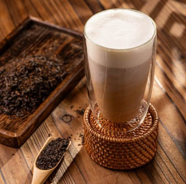 拾汣茶屋熱銷飲品「中焙生乳紅茶」，紅茶上方覆蓋著招牌生乳奶蓋，層次分明。