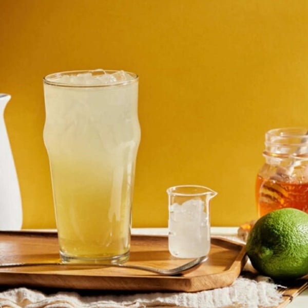 拾汣茶屋推薦飲品「覓蜜檸檬蘆薈」，透明杯中裝著清爽的檸檬茶與滿滿的蘆薈果粒。