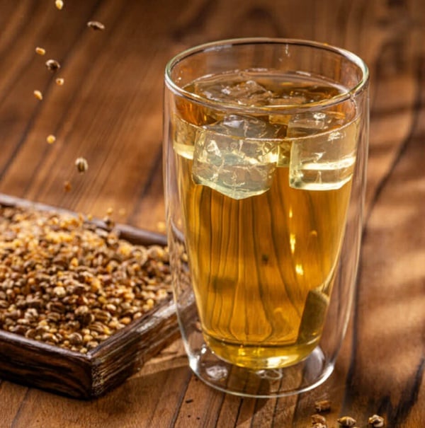 拾汣茶屋推薦飲品「焙煎蕎麥」，清澈茶湯呈現淡雅的穀物茶色澤，為無咖啡因飲料首選