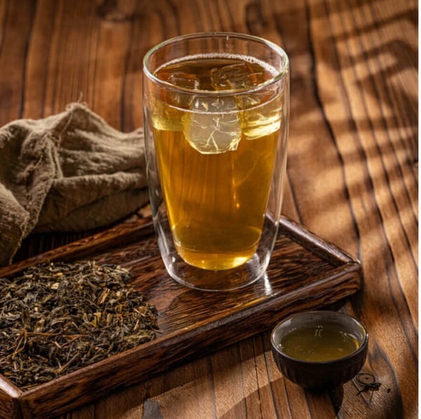 拾汣茶屋19元原茶推薦「冬片青茶」，茶湯呈現金黃透亮的色澤，是純茶愛好者必點。