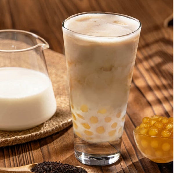 拾汣茶屋員工私藏推薦的「金蜜珍珠厚奶茶」，經典厚奶茶搭配金色光澤的蜂蜜珍珠。