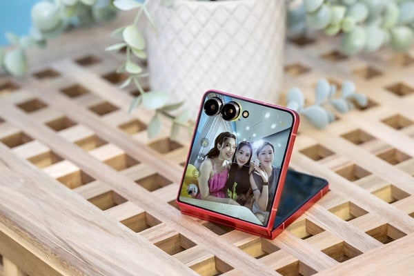 SAMSUNG Galaxy Z Flip7亮點功能二：封面自拍可直接套濾鏡，完全自拍神器！