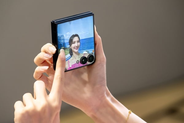 SAMSUNG Galaxy Z Flip7亮點功能二：封面自拍可直接套濾鏡，完全自拍神器！