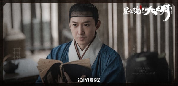 張若昀自《慶餘年》後就成為懸疑正劇、古裝大劇的御用男主，這部《顯微鏡下的大明》口碑不輸《慶餘年》呢！根據馬伯庸同名讀本改編，馬伯庸也就是《長安十二時辰》、《長安的荔枝》等原著小說的作者，他的作品被影視化都是高質感，《顯微鏡下的大明》同樣是黃金製作團隊，服裝、佈景與造型通通走高質感路線。
