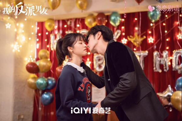 陳哲遠和沈月主演的這部甜寵劇《我的反派男友》是小說裡的反派男主穿越到現代的故事！講述愛好寫作的少女南星，許願時意外召喚出了自己書中的反派角色蕭無敵，聰明狡詐的蕭無敵來到這個世界後，兩人開始了雞飛狗跳的鄰居生活。