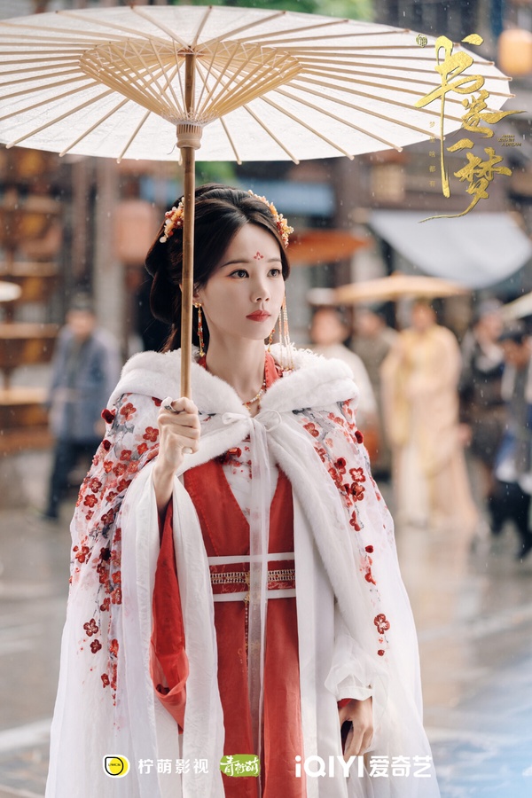 《書卷一夢》拿下第二！《書卷一夢》真的讓大家驚喜，這部劇走輕喜劇路線，第一集就很沙雕！《書卷一夢》講述180線女演員宋小魚意外穿越進劇本世界，成為被反派男主用完即棄、凌虐致死的女主角。宋小魚想反抗，然而一旦試圖改變劇情，就會自動卡bug。無論她如何努力，「劇情」始終都會將她推往男主南珩身邊……