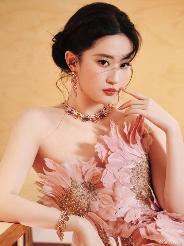 劉亦菲轉戰電視劇後，主演的每部作品都獲得好口碑，像是去年的《玫瑰的故事》，在豆瓣獲得了7.4高分！不過劉亦菲拍完《玫瑰的故事》後，就一直沒進組拍戲，天數長達597天，而她近期睽違兩年接下大女主古裝劇《咸雪》