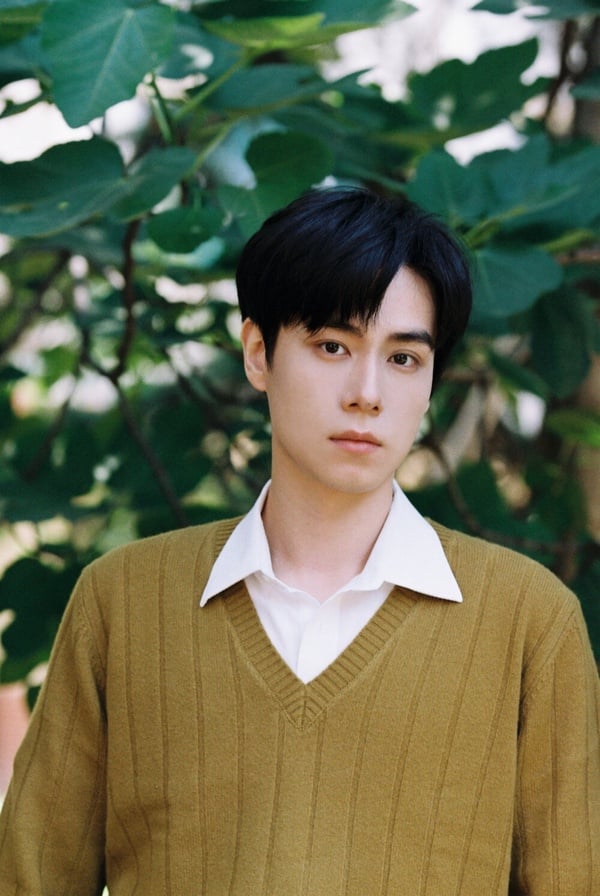 胡一天原先是華策旗下的男星，憑《小美好》爆火後資源一直不錯，但近年換了新的經紀公司，後面就沒有新戲推出了，再加上不少網友認為胡一天與張凌赫的條件很相似，都是大長腿的高顏值帥哥