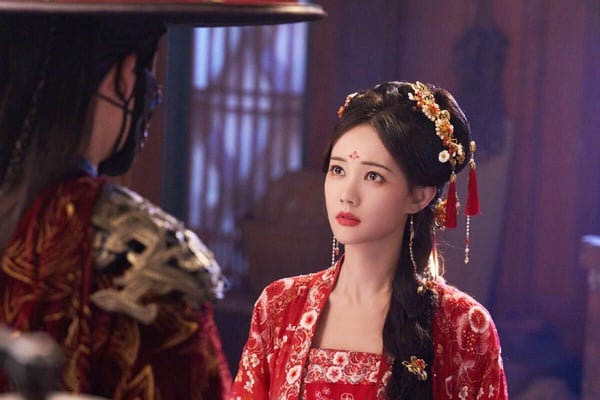 李一桐自出道以來就一直演女一號，出道九年已經演了24部女主角了，明明顏值、演技都不錯，合作的還都是楊洋、李現、許凱、成毅、鄧倫等人氣男神，資源可說是逆天，可是李一桐卻一直被網友調侃「萬年不火」，還有「任誰都帶不紅」。