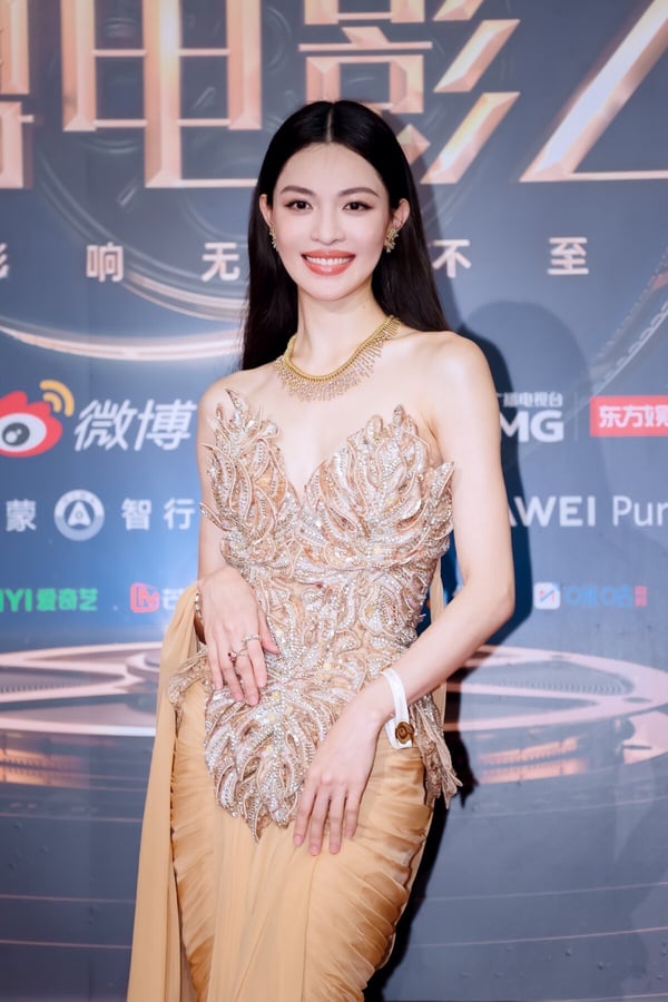鍾楚曦被視為「紅毯女王」，因為逆天的長腿、優越的肩頸線，鍾楚曦每次出席紅毯都很搶眼，不過演戲時就比較難吸引觀眾。其實鍾楚曦起點很高，主演名導馮小剛的電影《芳華》出道，一出道就獲得金馬獎新人提名。但後續鍾楚曦在娛樂圈打滾多年，卻沒有一個廣為認可的代表角色。