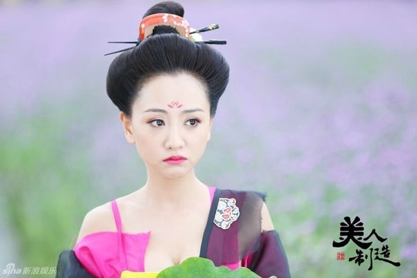 楊蓉和趙麗穎是同期被于正力捧的女星，趙麗穎如今已是一線，她依然不溫不火，大家對她印象最深刻的還是腹黑女配，像是《雲中歌》霍成君、《陸貞傳奇》蕭喚雲。
