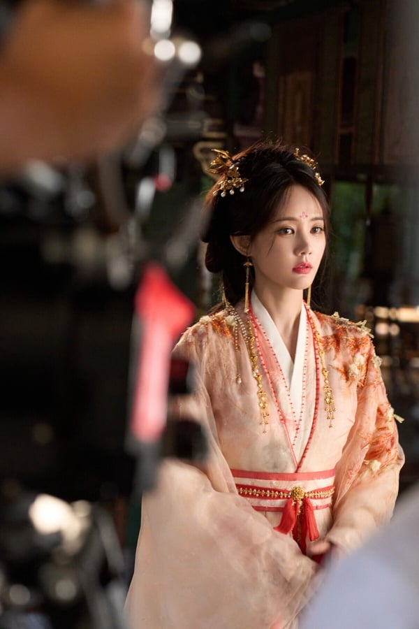 李一桐自出道以來就一直演女一號，出道九年已經演了24部女主角了，明明顏值、演技都不錯，合作的還都是楊洋、李現、許凱、成毅、鄧倫等人氣男神，資源可說是逆天，可是李一桐卻一直被網友調侃「萬年不火」，還有「任誰都帶不紅」。