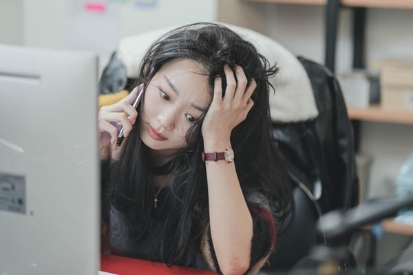 明明工作快崩潰，為什麼還是「不敢辭職」？不配德感太重，擔心換職場的結局還是一樣