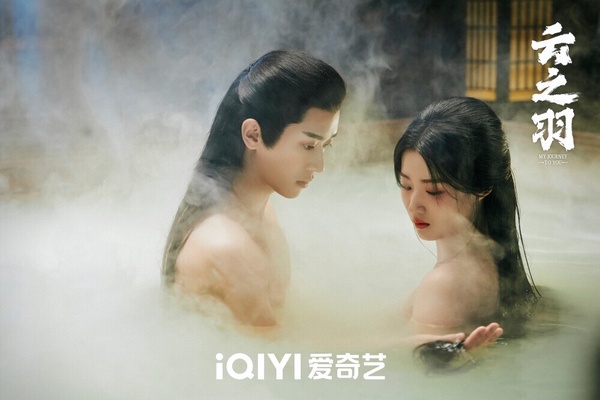 《雲之羽》是心懷鬼胎的女刺客，為刺探情報出嫁，卻先婚後愛的故事。《雲之羽》有兩對CP，比起虞書欣、張凌赫的主CP，反倒是丞磊、盧昱曉的副CP熱度更高，看似溫順的小白兔嫁給大灰狼，CP很有張力。