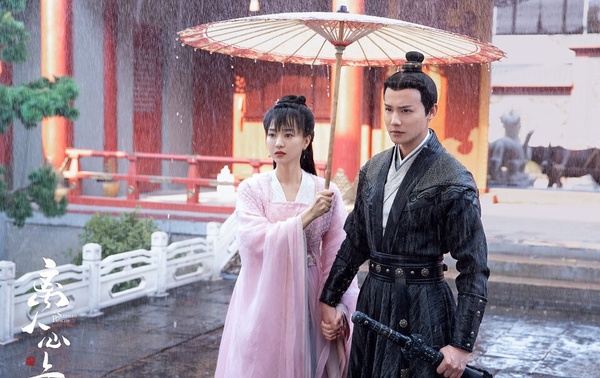 《離人心上》改編自同名小說，講述患有「被迫失眠症」的不得寵公主涂初月，一覺醒來就莫名其妙嫁給冷面將軍薛曜，而涂初月發現自己在薛曜身邊竟然不再失眠，進而展開「先婚後愛」的高糖愛情。