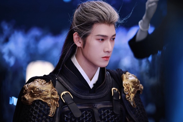 李昀銳是去年憑藉《九重紫》竄紅的古裝美男，他在《九重紫》飾演少年將軍宋墨，劇中有許多經典黑衣造型。宋墨前世家破人亡，一生只為復仇，第二世在重生後的竇昭的幫助下，宋墨改變作法，小心蟄伏，一邊復仇，也與竇昭墜入愛河。