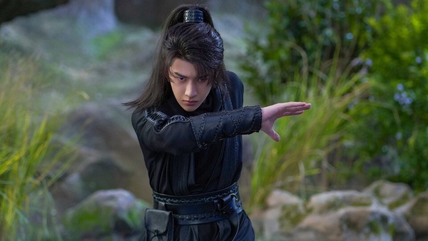 大家對王一博在《陳情令》仙氣飄飄的白衣印象深刻，但他在《有翡》的黑衣造型也超好看！劇中謝允一登場就是帥氣的黑色夜行衣，他在樹上飛來飛去，還用錢幣、樹葉當飛鏢，然後順便救了自己未來的媳婦周翡，這是劇中兩人初相遇的名場面，黑衣謝允帥炸！