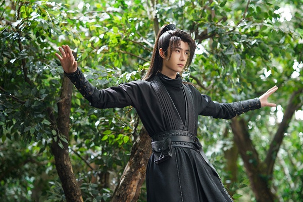 大家對王一博在《陳情令》仙氣飄飄的白衣印象深刻，但他在《有翡》的黑衣造型也超好看！劇中謝允一登場就是帥氣的黑色夜行衣，他在樹上飛來飛去，還用錢幣、樹葉當飛鏢，然後順便救了自己未來的媳婦周翡，這是劇中兩人初相遇的名場面，黑衣謝允帥炸！