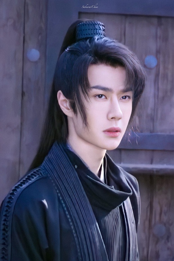 大家對王一博在《陳情令》仙氣飄飄的白衣印象深刻，但他在《有翡》的黑衣造型也超好看！劇中謝允一登場就是帥氣的黑色夜行衣，他在樹上飛來飛去，還用錢幣、樹葉當飛鏢，然後順便救了自己未來的媳婦周翡，這是劇中兩人初相遇的名場面，黑衣謝允帥炸！