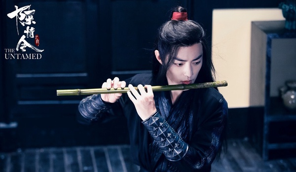 大家最難忘的古裝黑衣美男莫過於《陳情令》魏無羨啦！黑色是魏無羨的代表色，對應他修鬼道夷陵老祖的身份，唯一一套白衣造型就是在姑蘇藍家學藝的時候穿的，魏無羨的黑相對於藍忘機的白，一黑一白成為經典。