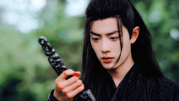 大家最難忘的古裝黑衣美男莫過於《陳情令》魏無羨啦！黑色是魏無羨的代表色，對應他修鬼道夷陵老祖的身份，唯一一套白衣造型就是在姑蘇藍家學藝的時候穿的，魏無羨的黑相對於藍忘機的白，一黑一白成為經典。