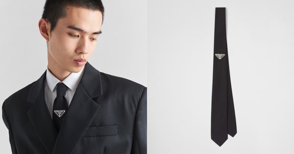 PRADA黑色Re-Nylon華達呢領帶，中央有經典倒三角形標誌，是展現紳士魅力的父親節禮物
