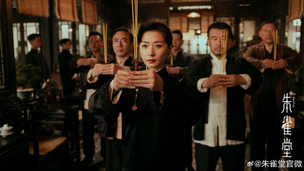 《朱雀堂》是最近熱度滿高的短劇，民國單元探案題材。《朱雀堂》講述法醫夏漠捲入案件謎團中，其妹妹夏英奇恰巧掌握了案件的關鍵線索，兄妹二人結識了幹練女性高英，三人組成探案小隊，深入各種詭譎奇案，揭露背後陰謀。