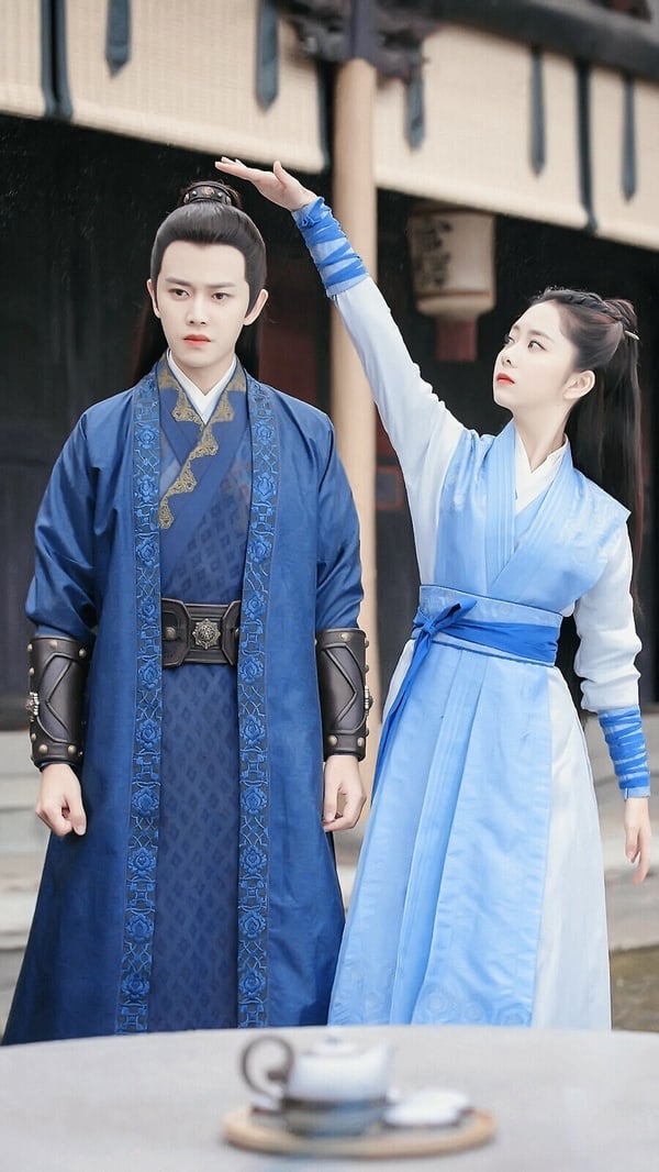 《錦衣之下》任嘉倫、譚松韻可以說是最多觀眾敲碗「二搭」的陸劇CP了吧！《錦衣之下》靠著任嘉倫和譚松韻的超強帶入感撐起整部劇。譚松韻演呆萌搞怪的袁今夏超可愛，像隻小倉鼠一樣跟在陸繹身邊，無時無刻獻殷勤，把陸繹捧上天。陸繹表面上高冷，其實心裡暗爽，互動超可愛！