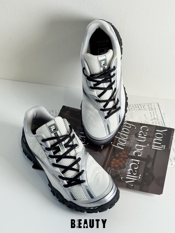 人氣薄底鞋推薦：FILA ECHAPPE V2，NT$3,184（韓韶禧同款）