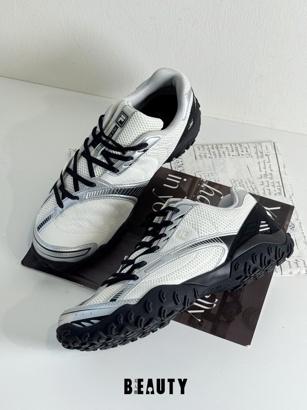 人氣薄底鞋推薦：FILA ECHAPPE V2，NT$3,184（韓韶禧同款）