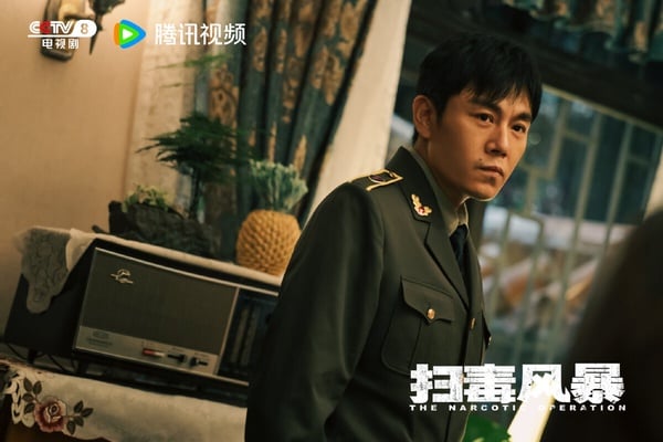 《掃毒風暴》找來段奕宏、秦昊等一票戲骨演員，本來是2025暑期檔備受矚目的重點大劇，但開播後評價卻太好。演員陣容很有吸引力，但大家都在吐槽劇情和製作，剪輯被認為很混亂，許多網友也都在吐槽鏡頭拍得太晃，雖然拍攝手法很新穎，但很妨礙觀看。劇情很大尺度，但劇本沒有同為正經題材的《以法之名》那麼紮實。